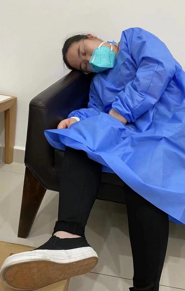 工作间隙休憩的中国尊龙AG官方网站物业人_调整大小.jpg